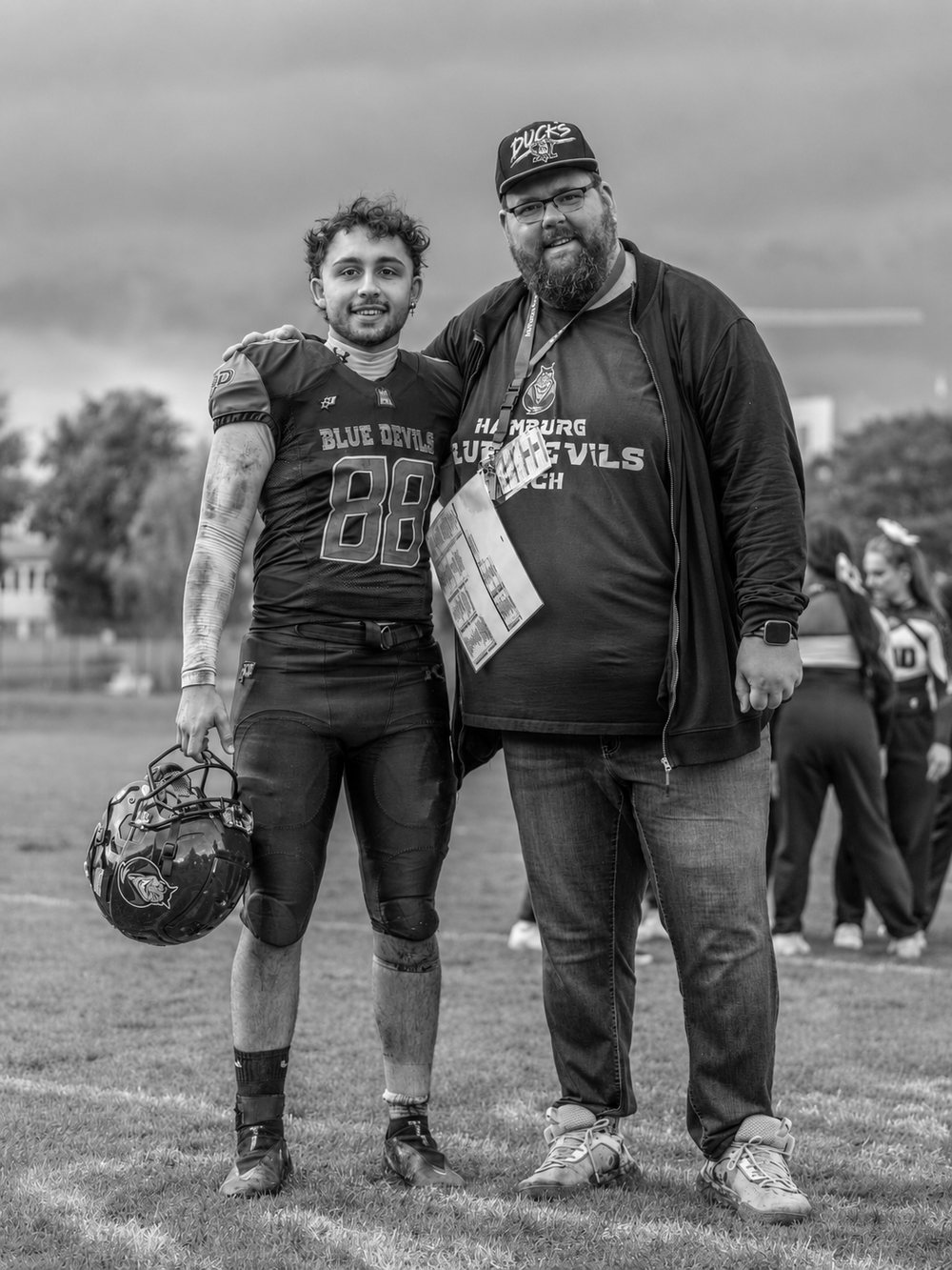 Patrick Dettmann als American-Football-Coach mit einem Jugendspieler der Hamburg Blue Devils